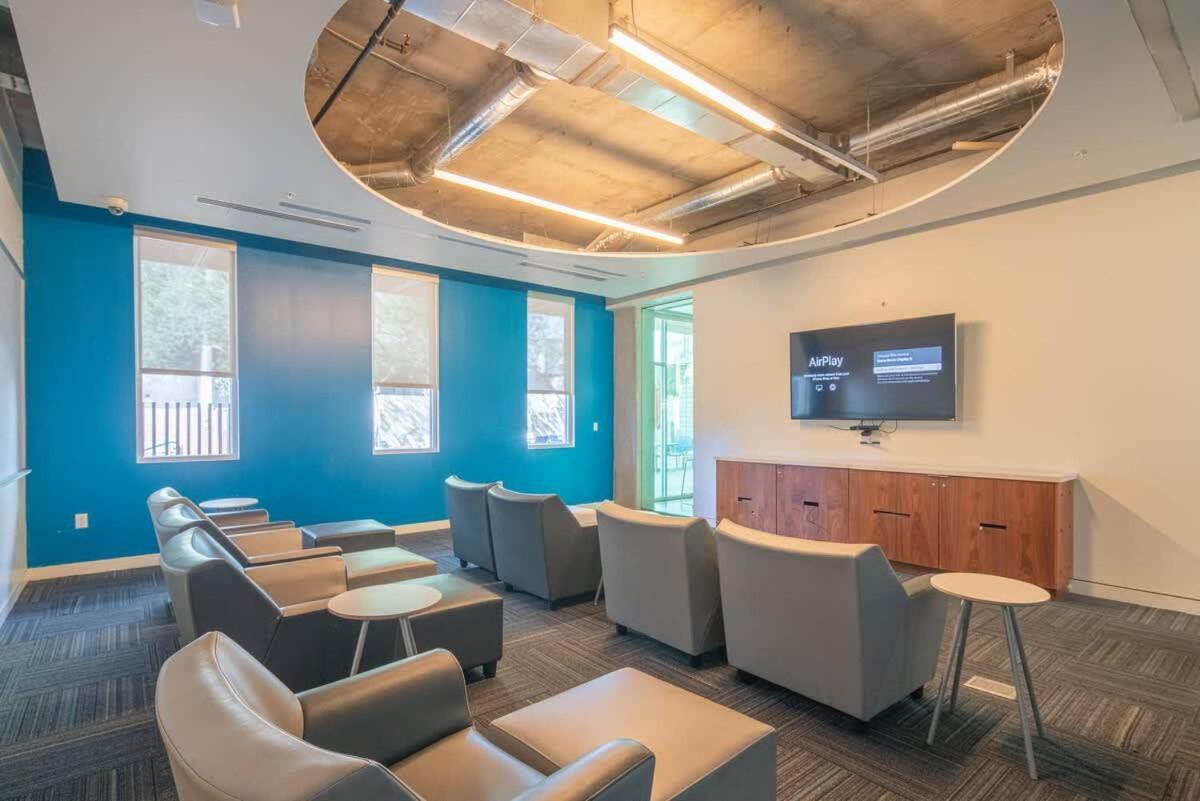 Relaxing 2bd - Downtown - Gym, Pool, Parking Phoenix