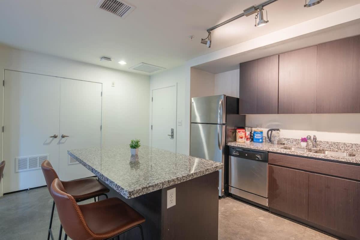 Relaxing 2bd - Downtown - Gym, Pool, Parking