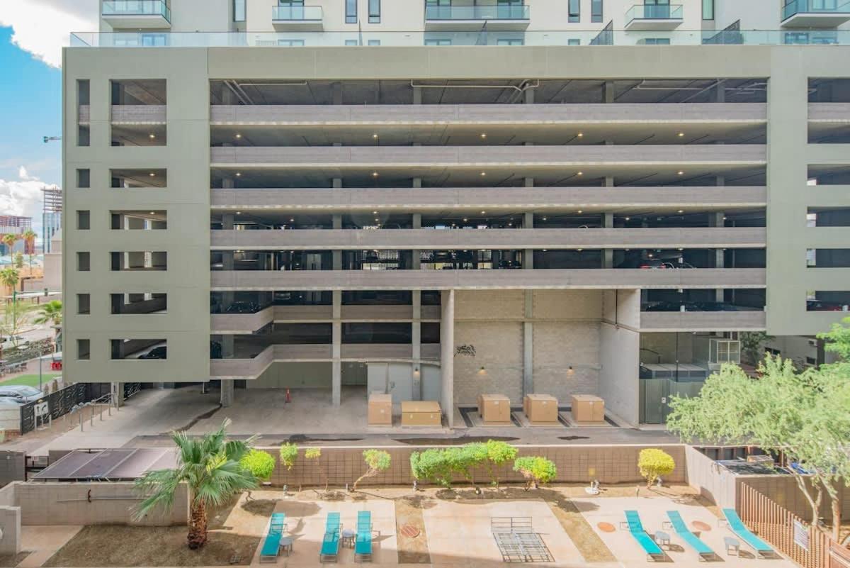 Relaxing 2bd - Downtown - Gym, Pool, Parking Apartment Phoenix